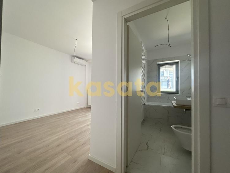 Apartament cu 4 camere decomandat în Tei