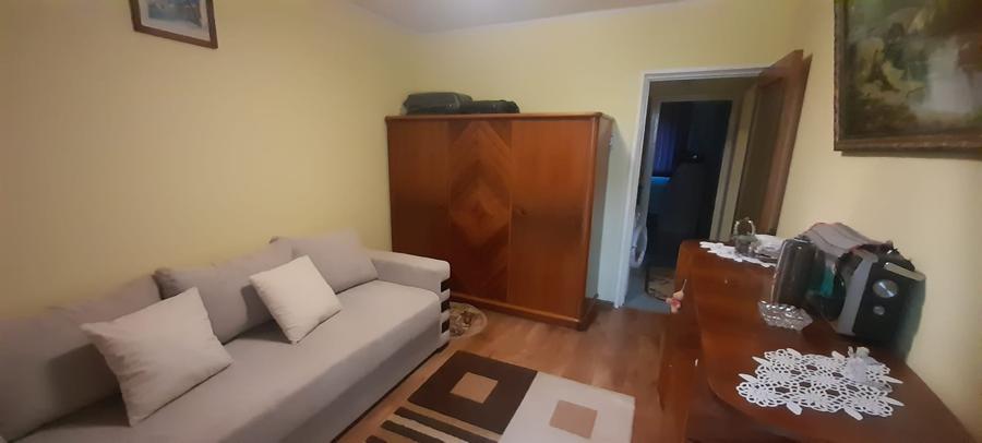 Apartament cu 3 camere semidecomandat în 1 Decembrie 1918
