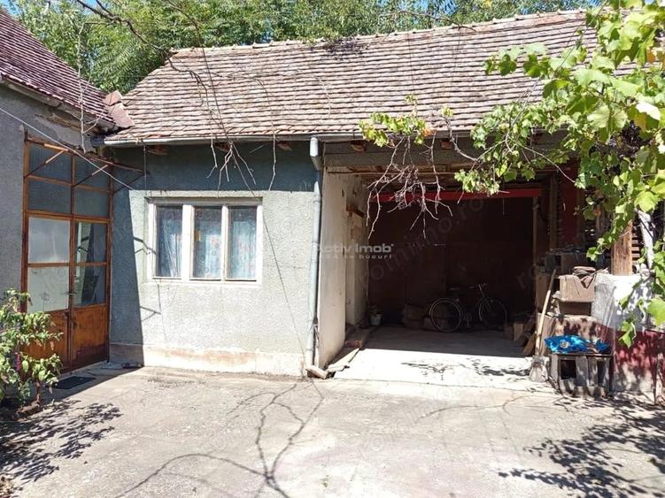 Casă cu 5 camere cu Teren 1439 Mp în Iam