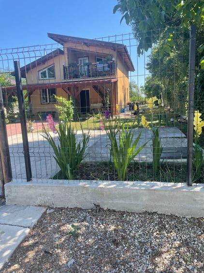 Casă cu 4 camere cu Teren 640 Mp în Prunaru