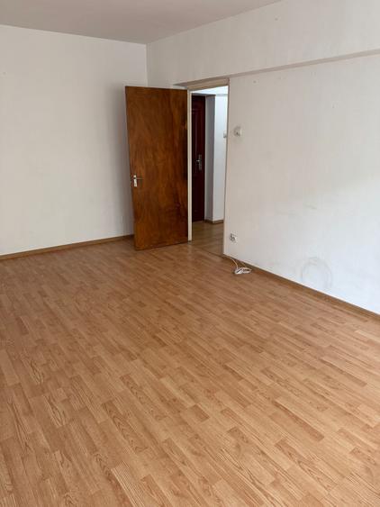 Apartament cu 3 camere decomandat în Colentina
