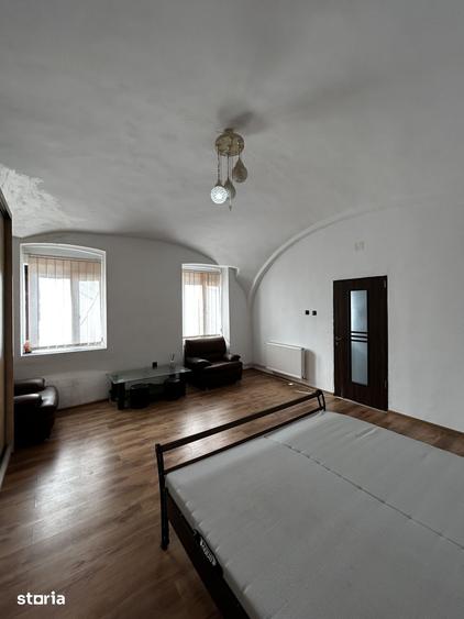 Apartament cu 3 camere, mobilat în Boul Roșu