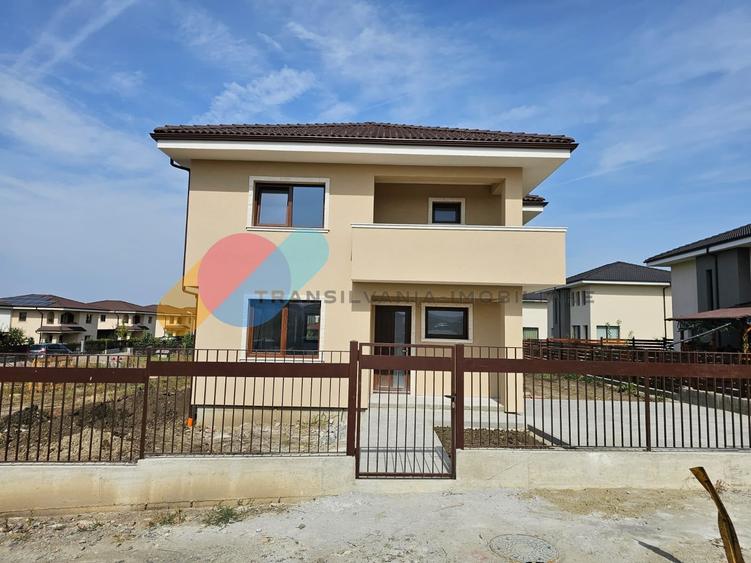 Casă individuală cu 4 camere cu Canalizare în Dezmir