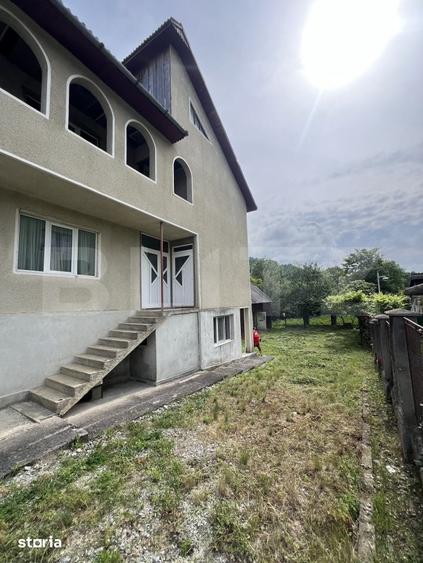 Casă cu 10 camere cu Teren 1300 Mp în Central