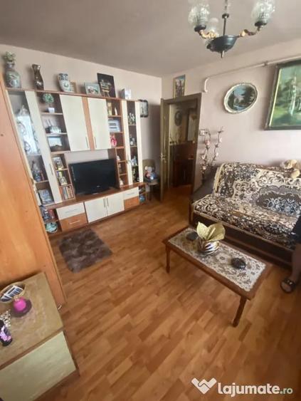 Apartament cu 2 camere semidecomandat, mobilat în Central