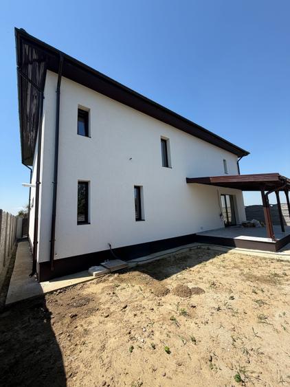 Casă cu 4 camere în Domnești