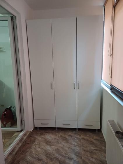 Garsonieră decomandată în Roșu
