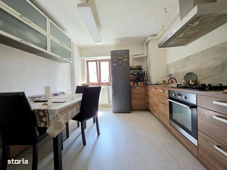 Apartament cu 4 camere decomandat în Vitan