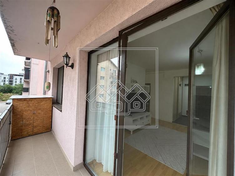 Apartament cu 3 camere semidecomandat în Turnișor