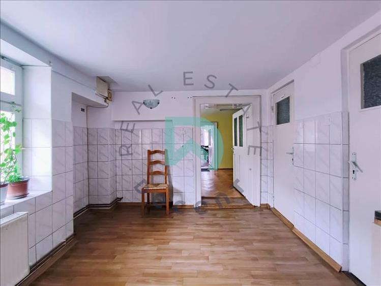 Apartament cu 5 camere semidecomandat în Brașovul Vechi