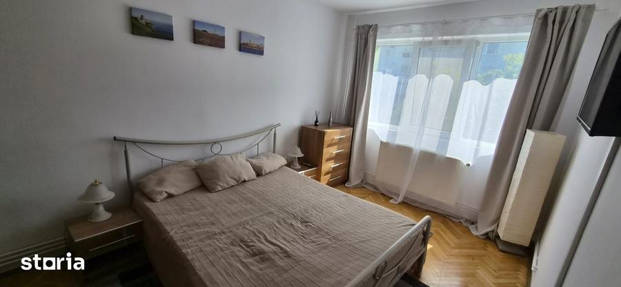 Apartament cu 3 camere decomandat în Girocului
