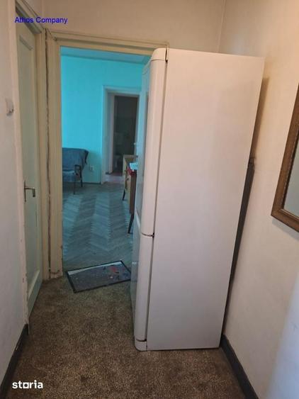 Apartament cu 3 camere semidecomandat în 1 Mai