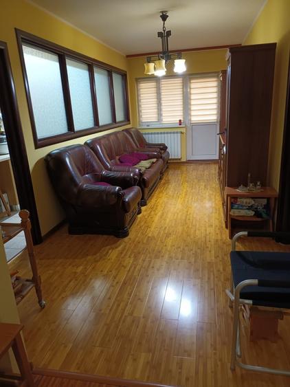 Apartament cu 3 camere semidecomandat în Basarab