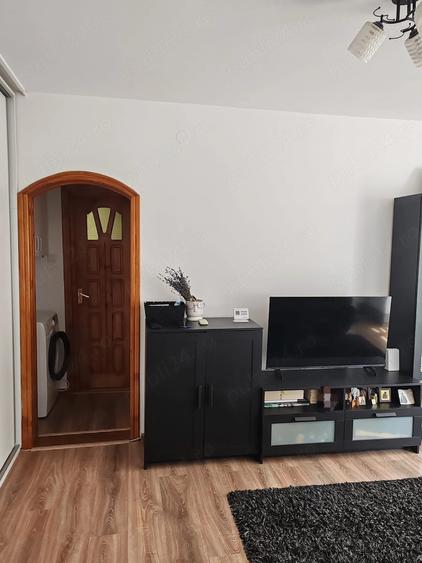 Apartament cu 3 camere semidecomandat în Micro 6