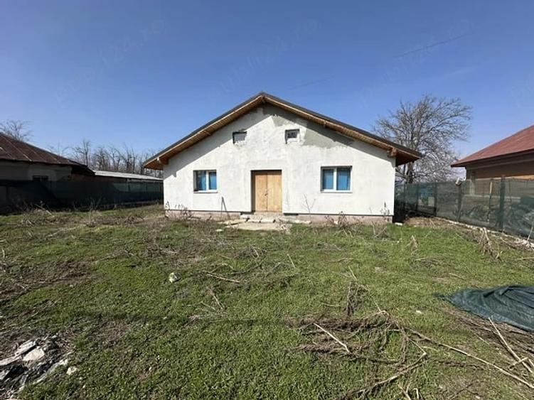 Casă cu Teren 2000 Mp în Fierbinții de Jos