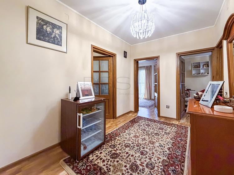 Casă individuală cu 12 camere cu Canalizare în Plevnei