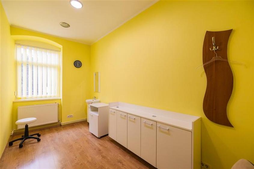 Casă cu 14 camere cu Canalizare în Central
