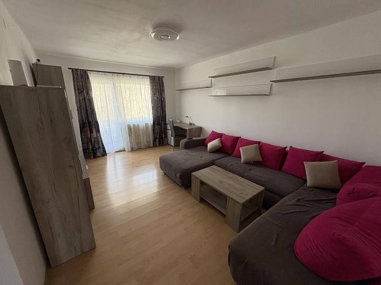 Apartament cu 4 camere decomandat în Plopilor