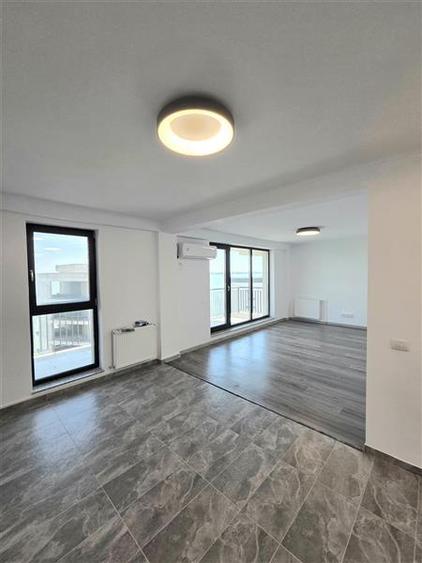 Apartament cu 3 camere semidecomandat în Exterior Nord