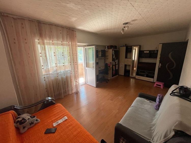 Apartament cu 3 camere decomandat în Nicolina