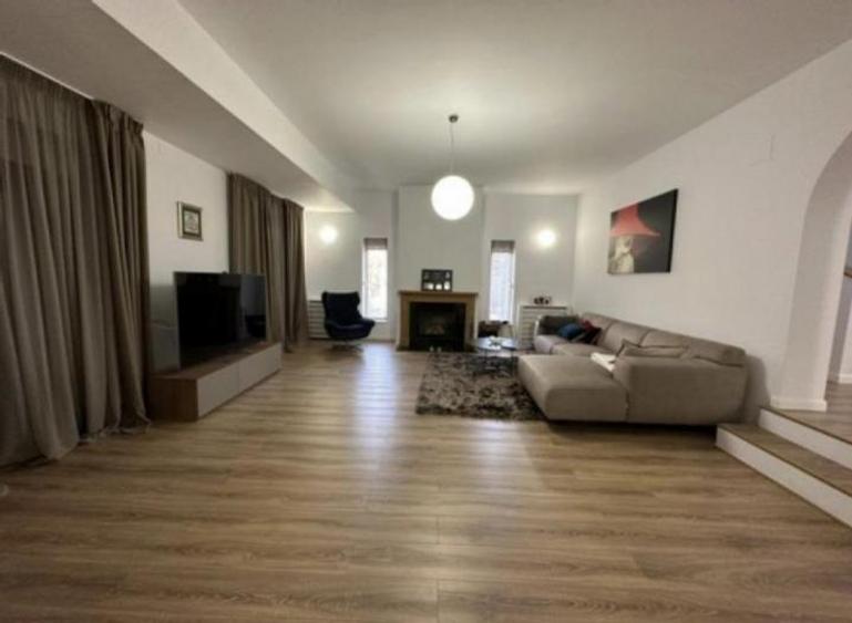 Casă cu 6 camere cu Teren 2000 Mp în Snagov