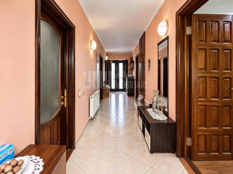 Casă individuală cu 7 camere cu Teren 300 Mp în Bucium