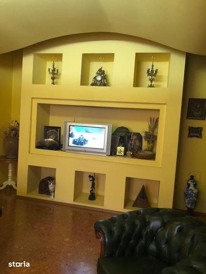 Casă cu 8 camere cu Teren 750 Mp în Central