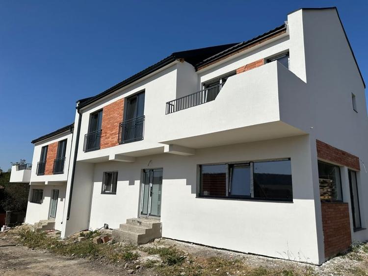 Duplex cu 4 camere cu Canalizare în Chinteni