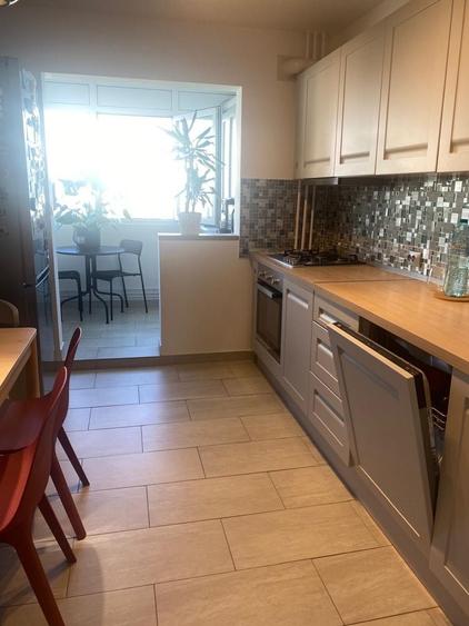 Apartament cu 4 camere semidecomandat în Rahova