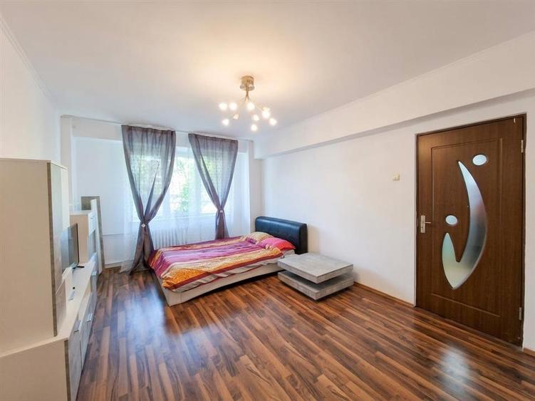 Apartament cu 3 camere semidecomandat în Cantemir