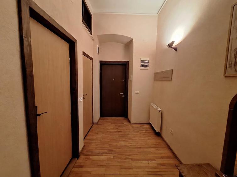 Apartament cu 3 camere semidecomandat, mobilat în Central