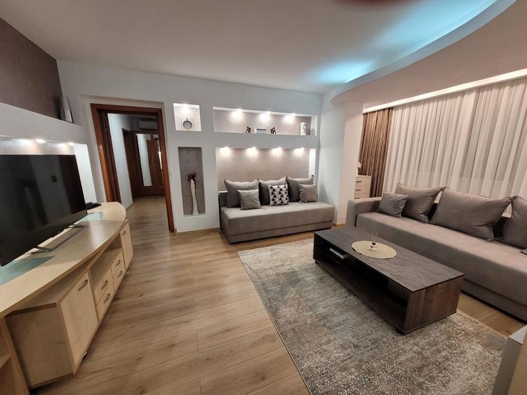 Apartament cu 3 camere semidecomandat în Pajura