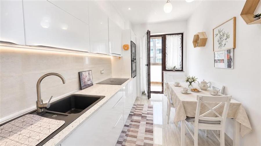 Apartament cu 2 camere decomandat, mobilat în Tractorul
