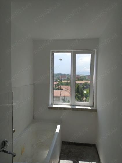 Apartament cu 3 camere decomandat în Onești