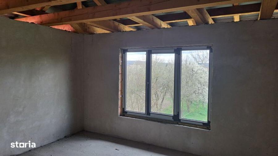 Casă cu 4 camere cu Teren 300 Mp în Acățari