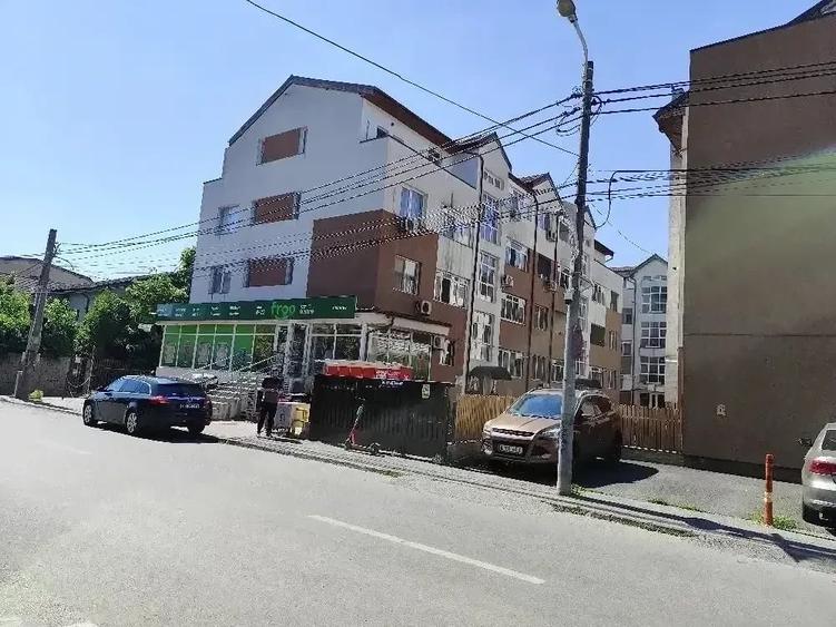 Apartament cu 3 camere semidecomandat în 1 Decembrie 1918