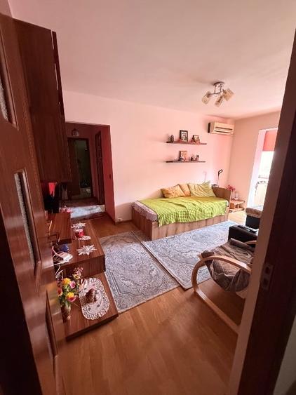 Apartament cu 3 camere semidecomandat în Km 4-5