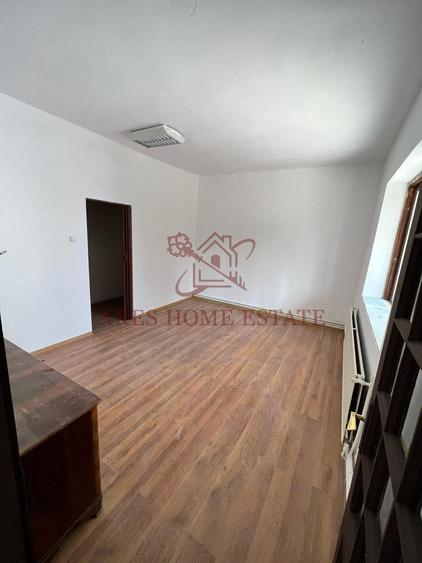 Casă individuală cu 6 camere cu Canalizare în Sânandrei