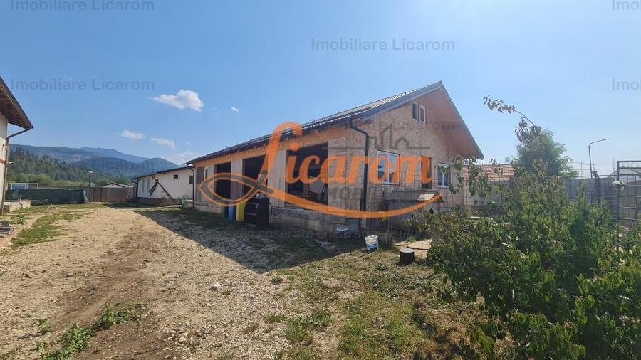 Casă individuală cu 8 camere decomandat cu Canalizare în Cristian