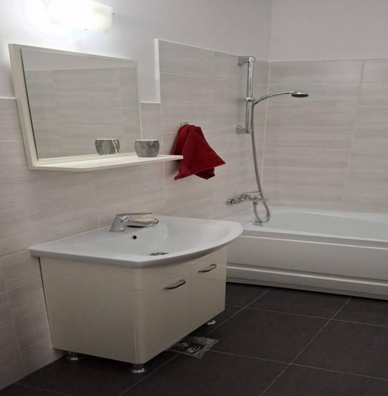 Apartament cu 3 camere decomandat în Florești