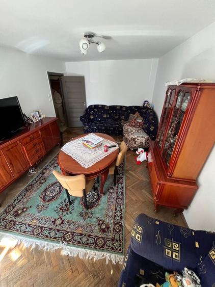 Apartament cu 4 camere decomandat, mobilat în Trocadero