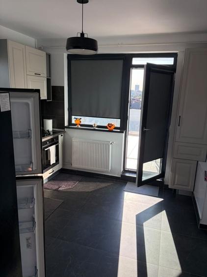 Apartament cu 3 camere semidecomandat, mobilat în Matei Voievod