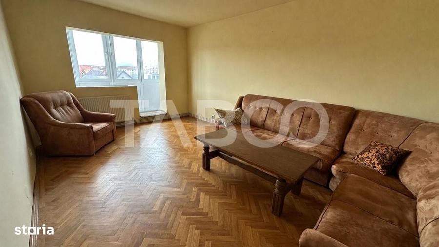 Apartament cu 4 camere decomandat în Ștrand