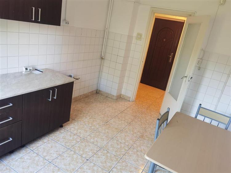 Apartament cu 4 camere semidecomandat în Aurel Vlaicu