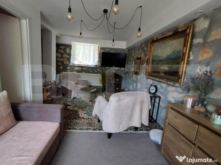 Casă cu 7 camere cu Teren 440 Mp în Poiana