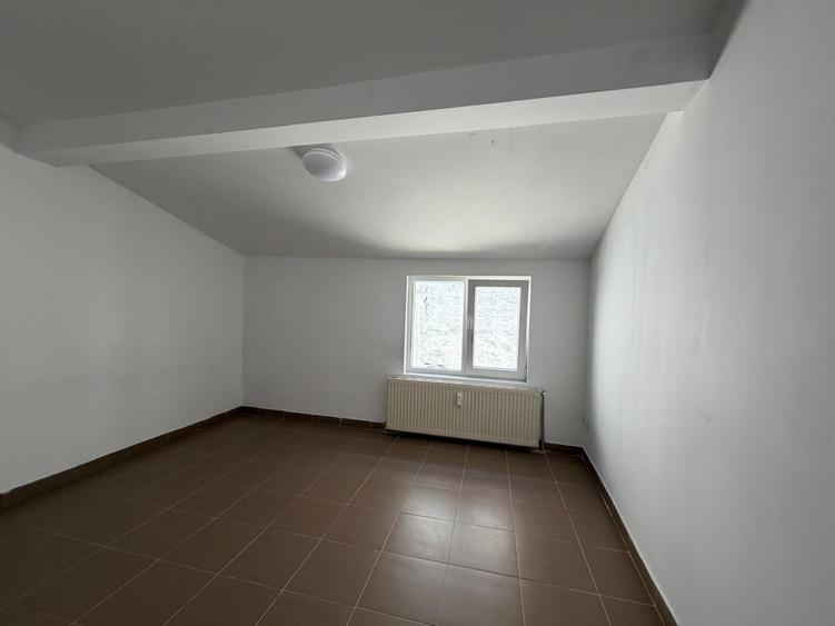 Casă individuală cu 9 camere cu Teren 1500 Mp în Odăi