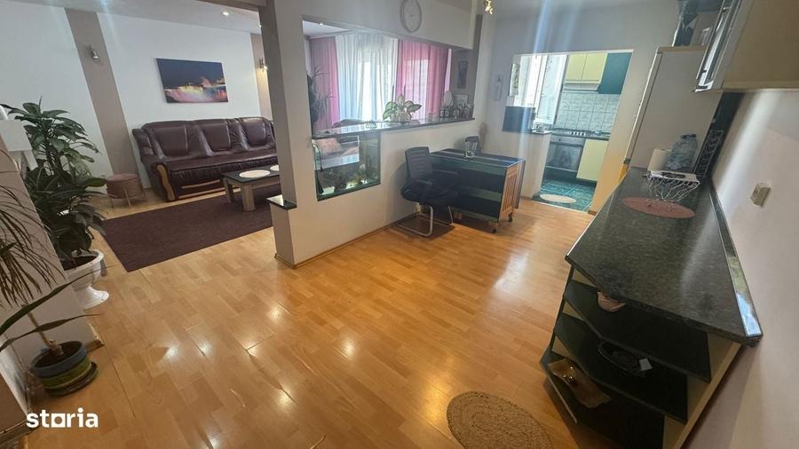 Apartament cu 4 camere decomandat în Valea Aurie