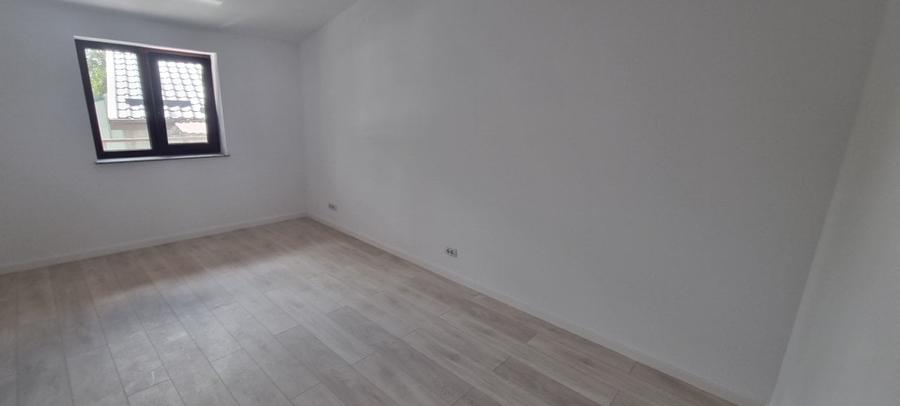 Casă individuală cu 3 camere cu Teren 50 Mp în Central