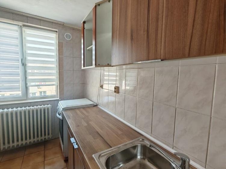 Apartament cu 3 camere semidecomandat în Colentina