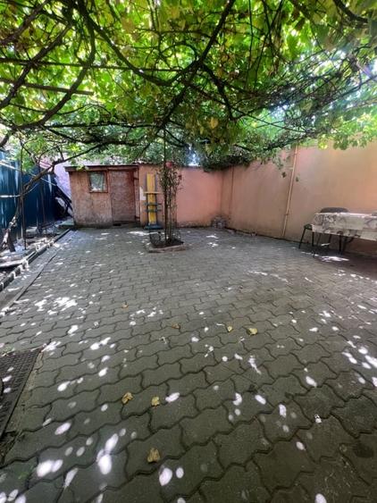 Casă individuală cu 8 camere cu Canalizare în Central